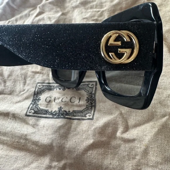 Gucci Oversized Black Sunglasses with Gold Details - Picture 5 of 9